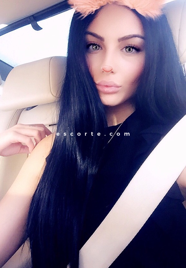 cherche une femme pour sex escort Paris Angelina